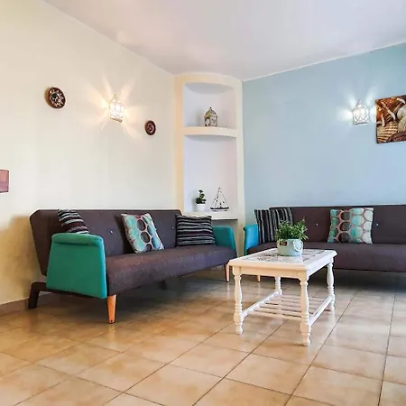 - Sleeps 2 Parking & Pool Access Διαμέρισμα *