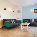 - Sleeps 2 Parking & Pool Access Apartmán *
