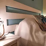 - Sleeps 2 Parking & Pool Access Daire