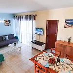 - Sleeps 2 Parking & Pool Access Daire *