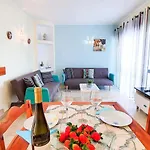 Daire - Sleeps 2 Parking & Pool Access *