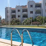 - Sleeps 2 Parking & Pool Access Apartmán
