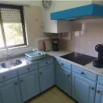 - Sleeps 2 Parking & Pool Access شقة