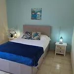 - Sleeps 2 Parking & Pool Access Appartement