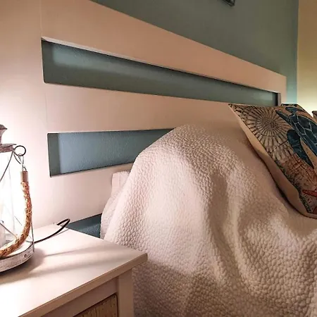 - Sleeps 2 Parking & Pool Access Appartamento