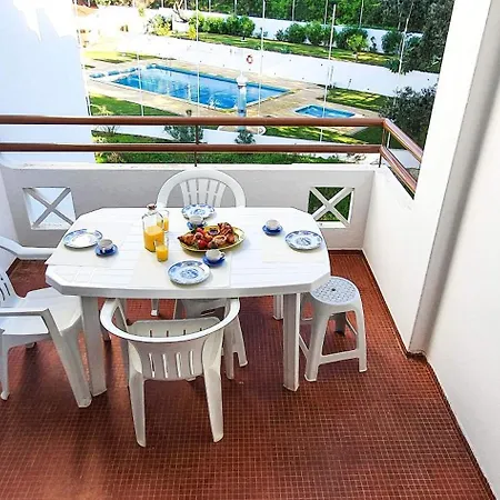 - Sleeps 2 Parking & Pool Access Appartamento