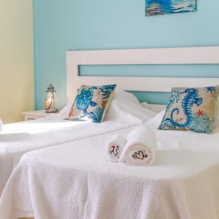 - Sleeps 2 Parking & Pool Access Albufeira