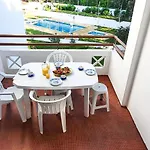 - Sleeps 2 Parking & Pool Access Apartamento