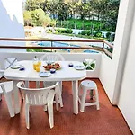 - Sleeps 2 Parking & Pool Access Apartamento